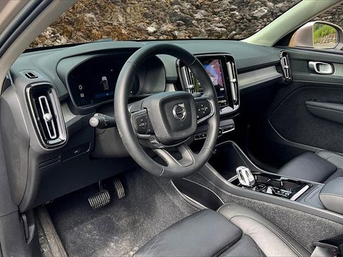 Used 2023 Volvo XC40 B5 Plus image 13