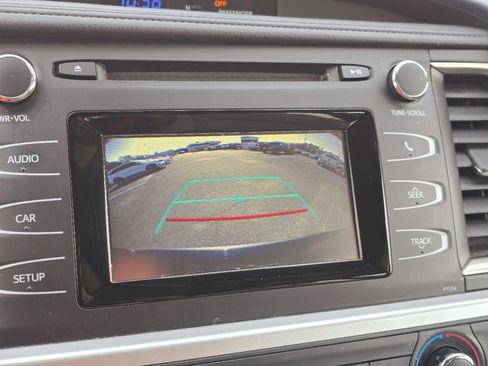 Used 2018 Toyota Highlander LE image 25