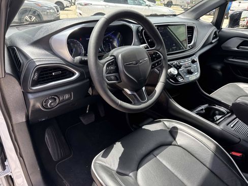 Used 2026 Chrysler Pacifica Limited FWD image 18