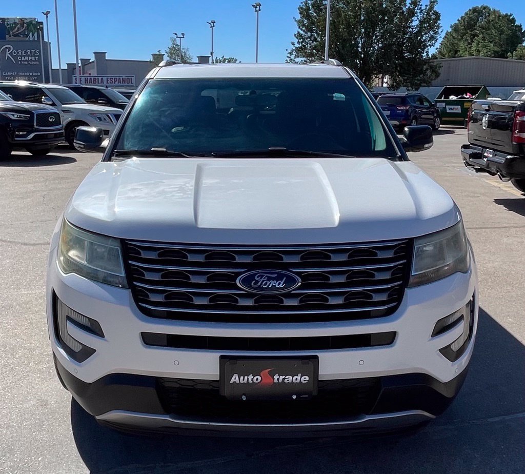 Used 2017 Ford Explorer XLT w/ Equipment Group 202A FWD image 2
