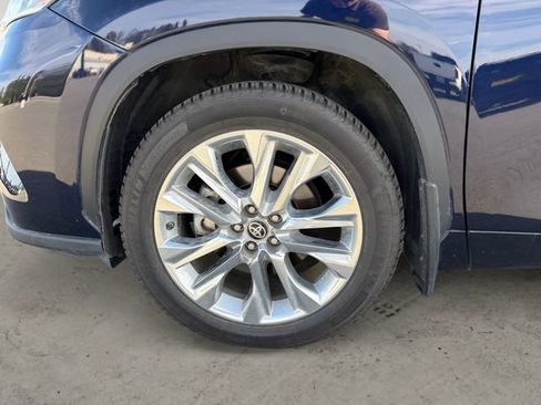Used 2024 Toyota Highlander Limited AWD/4WD image 9