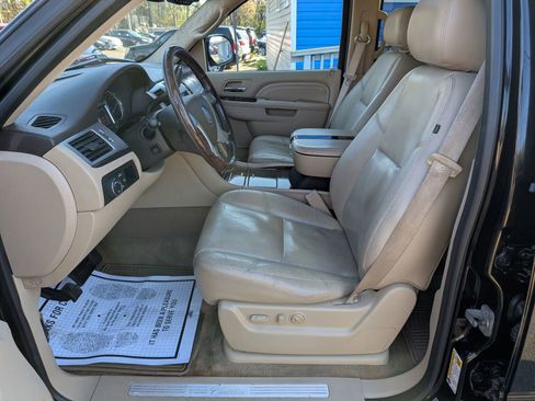 Used 2011 Cadillac Escalade Premium image 22