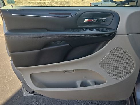 Used 2019 Dodge Grand Caravan SXT FWD image 11
