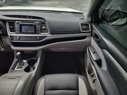 Used 2018 Toyota Highlander LE FWD image 21