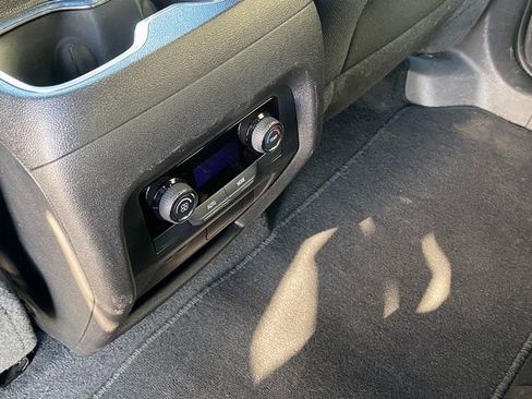 Used 2025 Chevrolet Traverse LT image 15