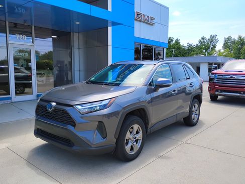 Used 2024 Toyota RAV4 XLE AWD/4WD image 13