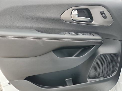 New 2027 Chrysler Pacifica Select FWD image 19