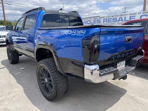 Used 2017 Toyota Tacoma TRD Off-Road AWD/4WD image 10
