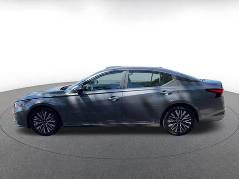 Used 2025 Nissan Altima 2.5 SV FWD image 9