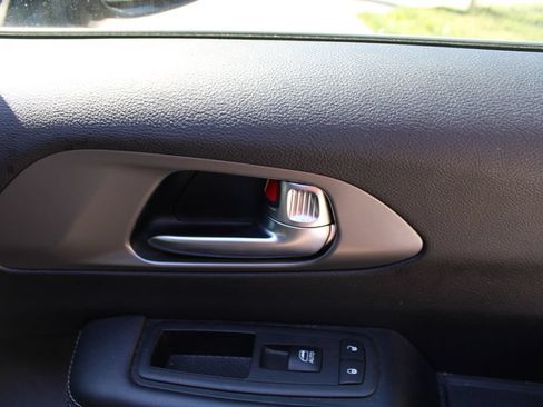 Used 2025 Chrysler Pacifica Select FWD image 19