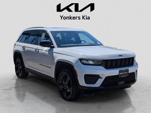 Used 2023 Jeep Grand Cherokee Altitude AWD/4WD image 4