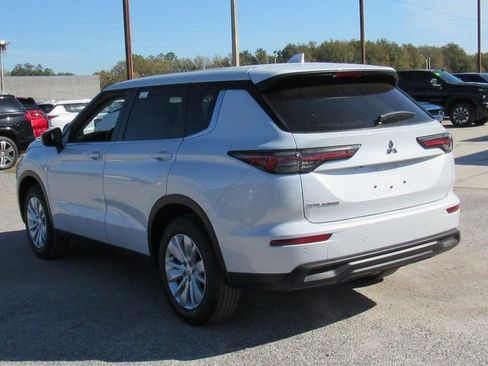 New 2026 Mitsubishi Outlander ES image 5