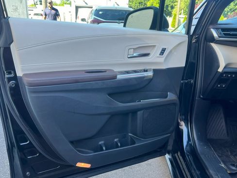 Used 2022 Toyota Sienna Platinum AWD/4WD image 12