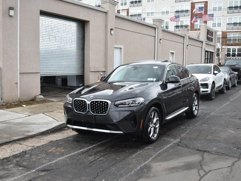 Used 2024 BMW X4 xDrive30i image 2