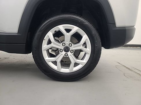 Used 2025 Jeep Compass Latitude AWD/4WD image 10