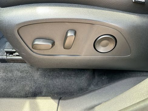 Used 2025 Chevrolet Traverse LT image 12