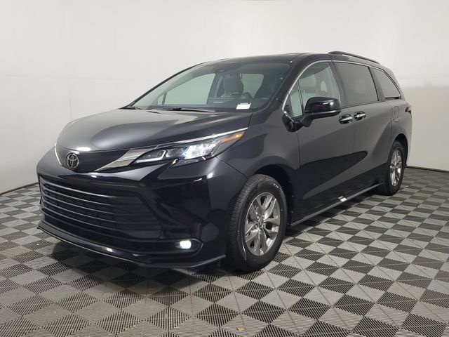 Used 2026 Toyota Sienna XLE FWD image 1