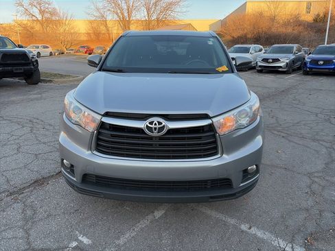 Used 2015 Toyota Highlander XLE image 2