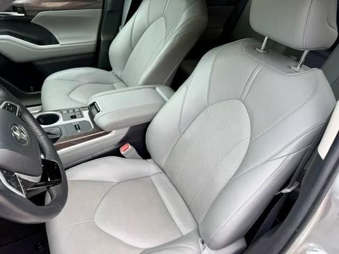 Used 2023 Toyota Highlander Limited FWD image 8