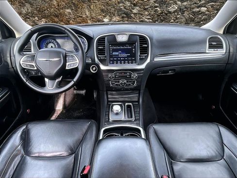 Used 2018 Chrysler 300 Touring L image 13