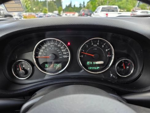 Used 2018 Jeep Wrangler Unlimited Sahara w/ Connectivity Group AWD/4WD image 13
