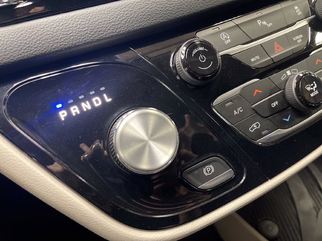 Used 2020 Chrysler Pacifica Touring w/ Cold Weather Group FWD image 23