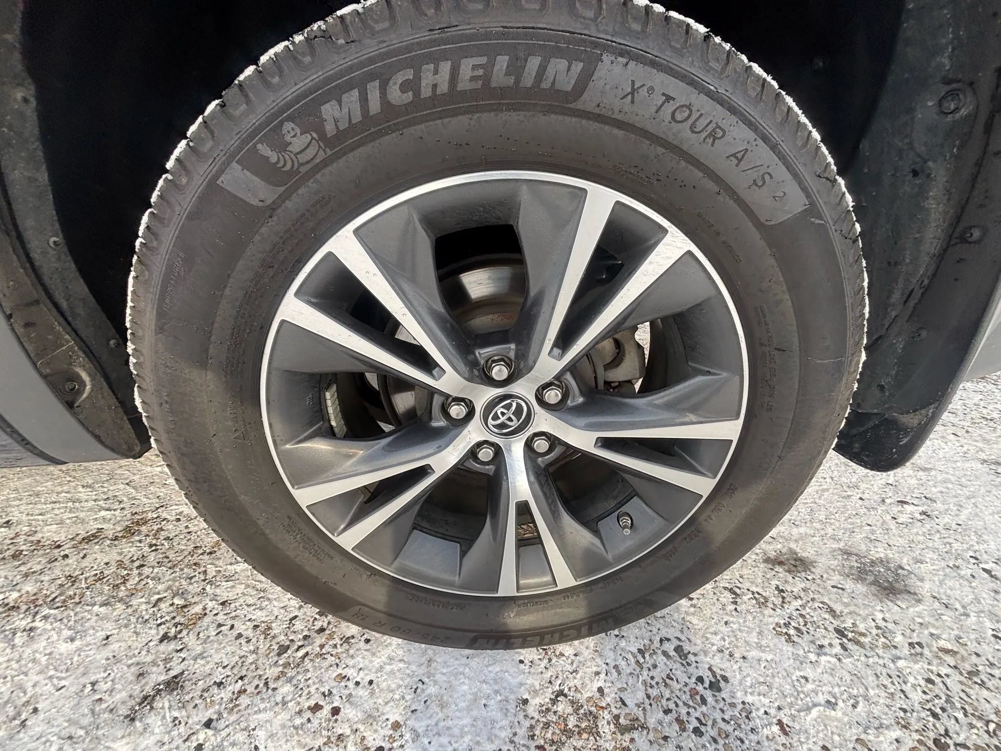 Used 2018 Toyota Highlander LE w/ Carpet Mat Package (TMS) AWD/4WD image 28