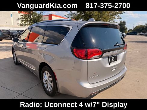 Used 2019 Chrysler Pacifica Touring-L FWD image 2