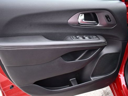 New 2026 Chrysler Pacifica Select image 13