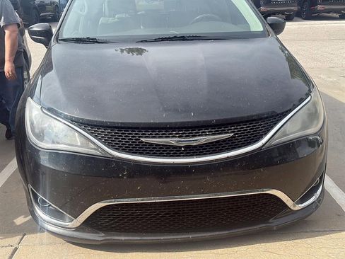 Used 2018 Chrysler Pacifica Touring-L w/ Tire & Wheel Group FWD image 1