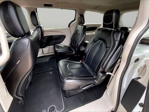 Used 2023 Chrysler Pacifica Touring-L FWD image 19