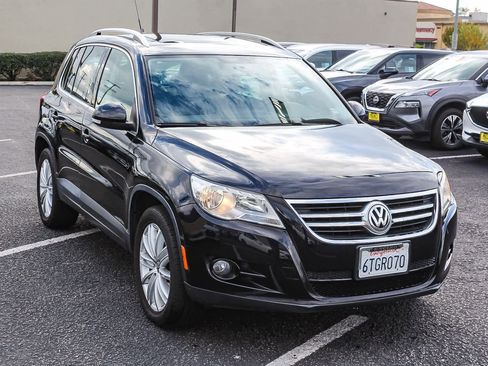 Used 2011 Volkswagen Tiguan SE image 3