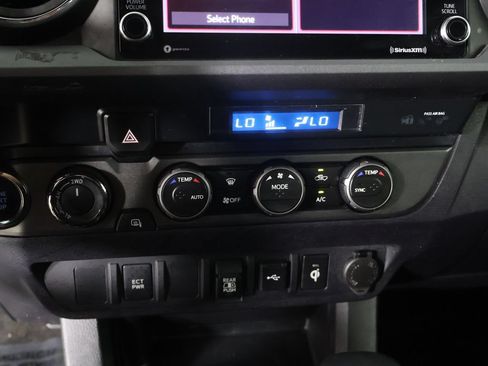 Used 2022 Toyota Tacoma TRD Off-Road AWD/4WD image 39