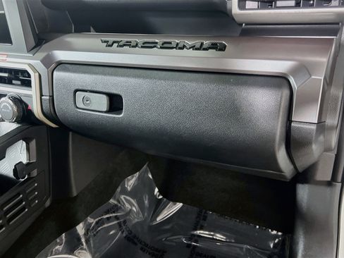 Used 2025 Toyota Tacoma SR5 AWD/4WD image 35
