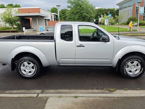 Used 2008 Nissan Frontier SE w/ SE Value Truck Pkg AWD/4WD image 4
