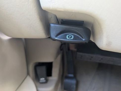 Used 2011 Lincoln Town Car Signature Limited image 30