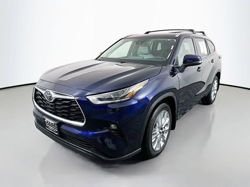 Used 2021 Toyota Highlander Limited image 3