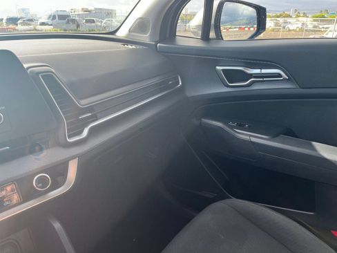 Used 2025 Kia Sportage LX FWD image 29
