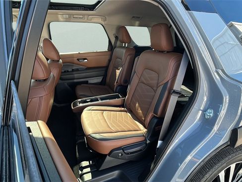 Used 2025 Nissan Pathfinder Platinum image 22