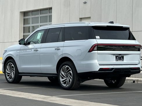 New 2026 Lincoln Navigator Premiere image 5