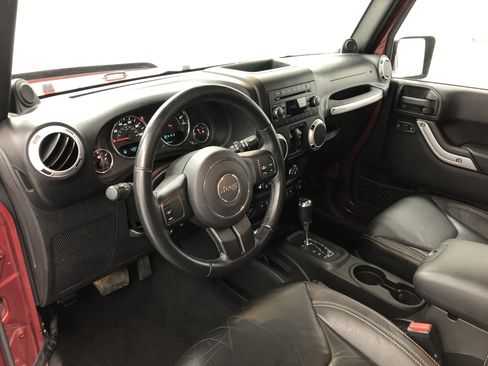 Used 2013 Jeep Wrangler Unlimited Sahara image 12