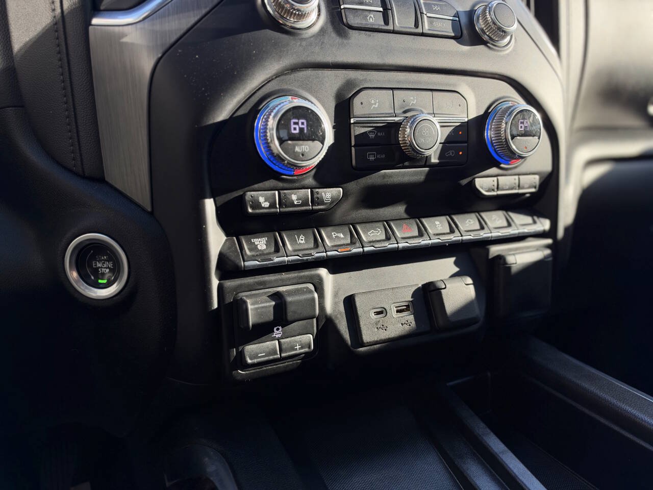 Used 2023 GMC Sierra 3500 Denali w/ Denali Black Diamond Edition AWD/4WD image 25