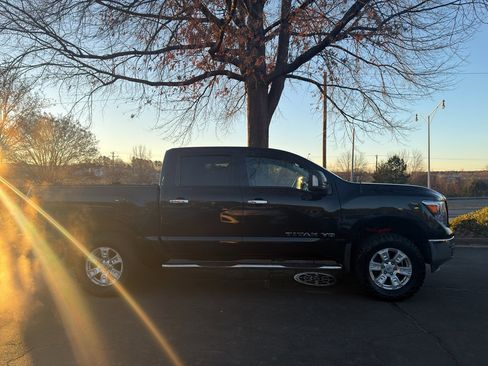 Used 2019 Nissan Titan SV w/ SV Convenience Package image 8