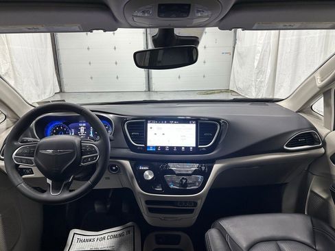 Used 2023 Chrysler Pacifica Touring-L image 39