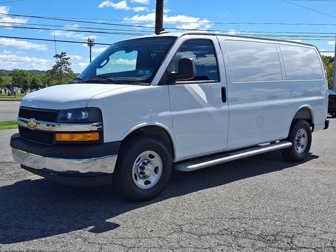 Used 2025 Chevrolet Express 2500 w/ Driver Convenience Package RWD image 3