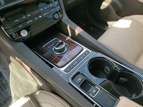 Used 2017 Jaguar F-PACE Prestige image 11