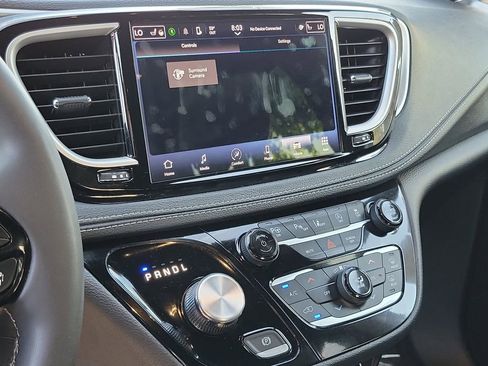 Used 2023 Chrysler Pacifica Touring-L w/ S Appearance Package image 15