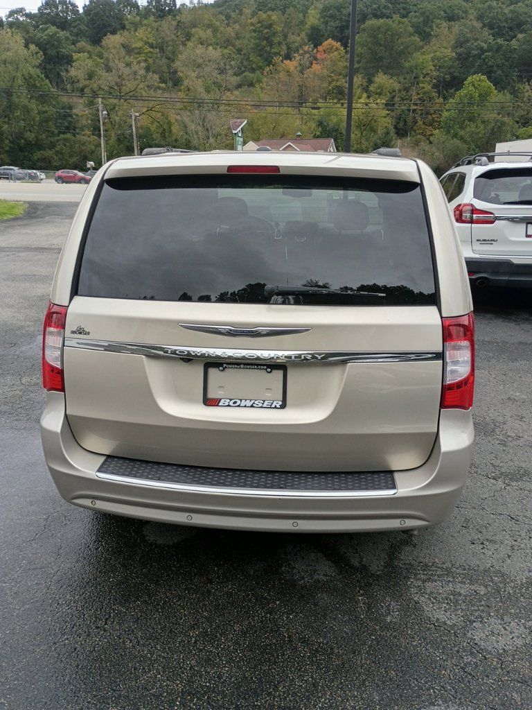 Used 2013 Chrysler Town & Country Touring-L w/ Premium Group FWD image 6