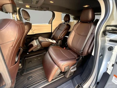 Certified 2023 Toyota Sienna Platinum FWD image 21