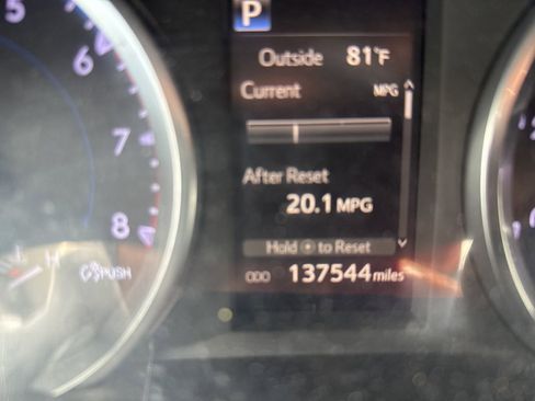 Used 2017 Toyota Highlander LE w/ Carpet Mat Package image 12